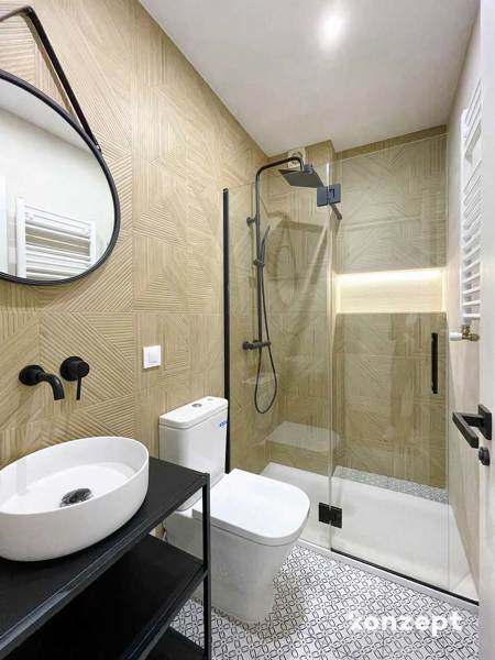 Alicatado geométrico y grifería negra