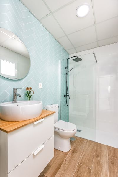 Baño con azulejo azul y ducha