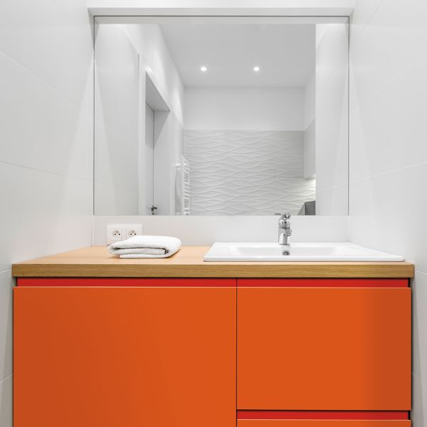 Baño juvenil con mueble en color blanco