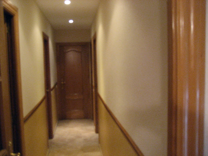 Pasillo tratado y pintado en dos tonos