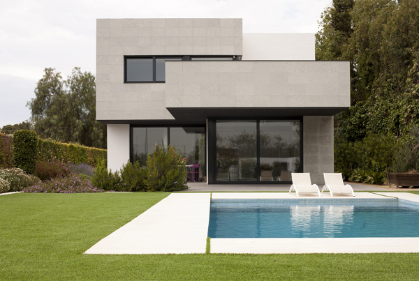 casa minimalista con piscina