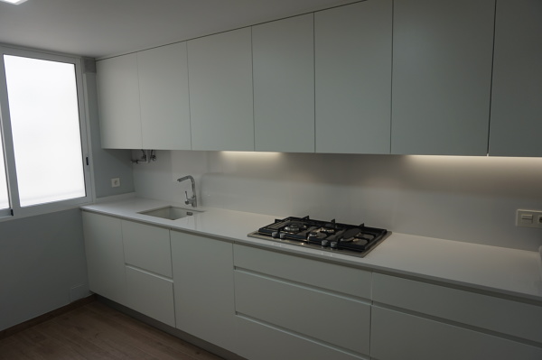 COCINA + BANCADA + FRONTAL EN BLANCO