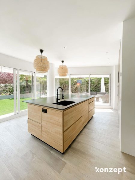 cocina con isla color negro y madera