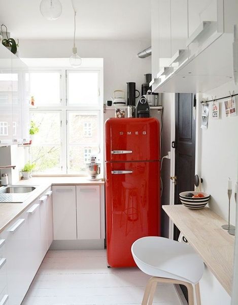 Cocina con nevera roja Smeg