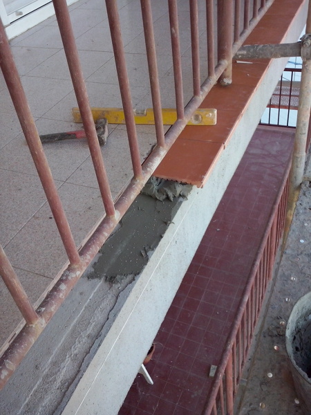 Colocación de vierteaguas en cantos de forjado