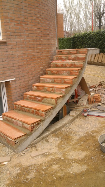 Construcción escalera jardín