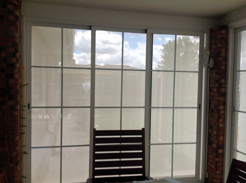 Cortina enrollable de Polyscreen 5% guiada exterior