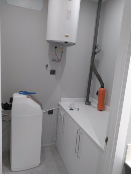 Cuarto descalcificador, termo y compresores