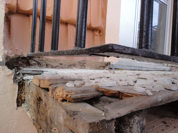 Detalle del estado anterior de los suelos y barandillas de los balcones.