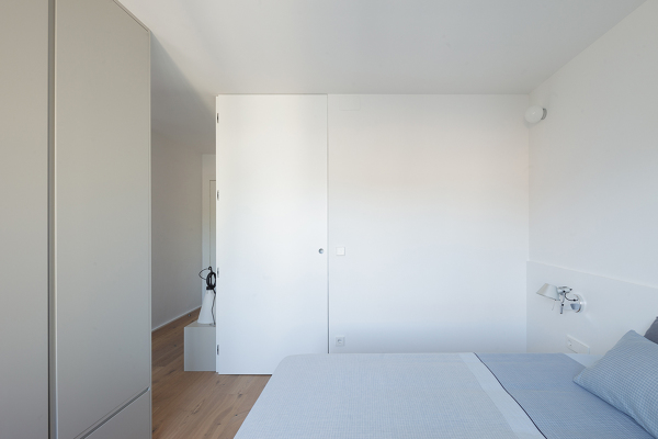 Dormitorio blanco y comodo