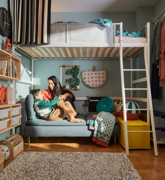 Dormitorio con cama alta de IKEA 21.