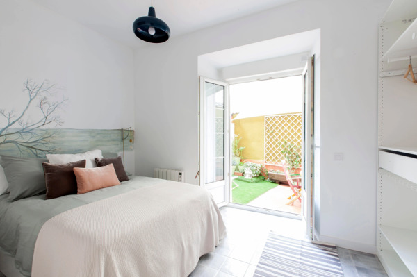 Dormitorio con puertas de aluminio de acceso a patio interior