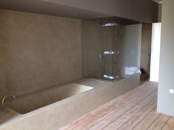 Ducha y bañera color travertino