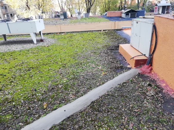 Enfoscado nuevo de canalización de tubos electricidad antiguos de generadores de aire acondicionado