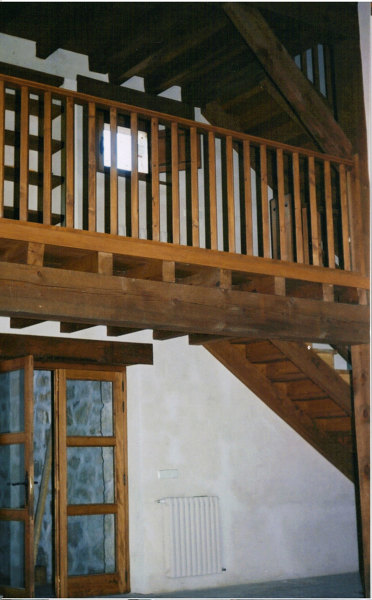 Entrada y escalera vistas desde el salón