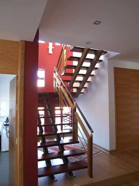Escalera acceso a planta alta