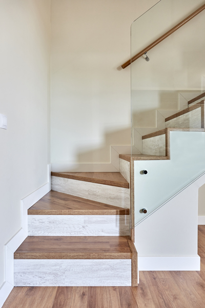 Escalera de un Dúplex Estilo Nórdico con Barandilla de Vidrio (Alcalá de Henares, Madrid)