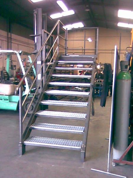 Escalera para nave industrial de hierro.