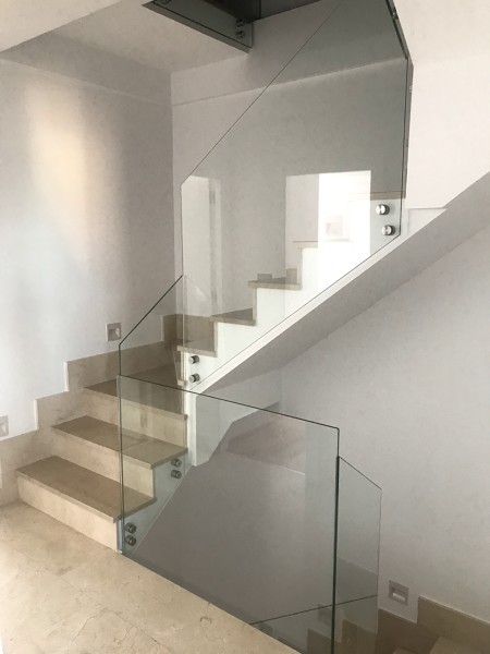 Escalera vidrio botones