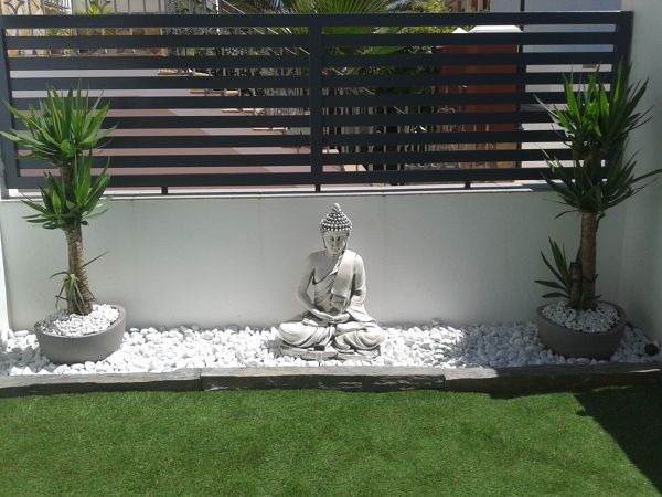 Estatua de Buda en jardín