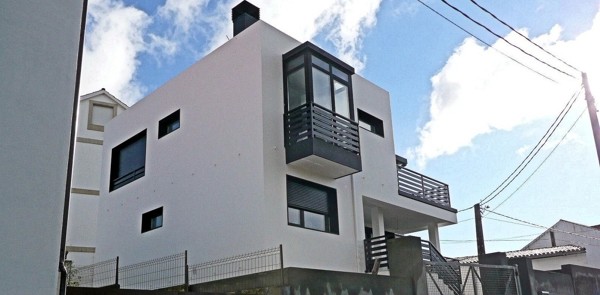 Fachadas principal y lateral