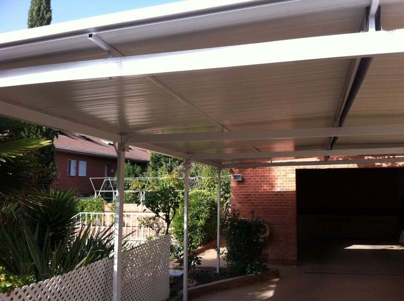 GARAJE CON PANEL SANDWICH