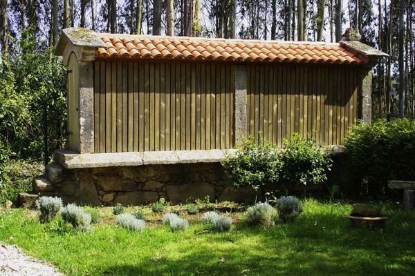 Horreo reconstruído en la finca