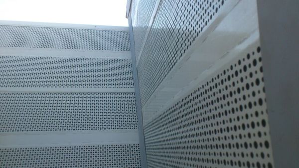 Instalación de barrera acústica con paneles exteriores