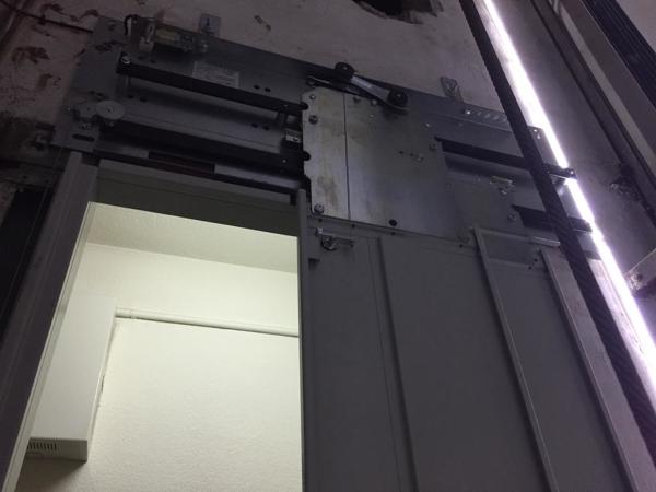 Mecanismo puerta exterior automatica y nueva luz de hueco tipo led