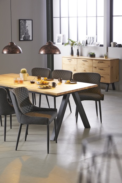 Mesa de comedor de madera con patas de metal JYSK