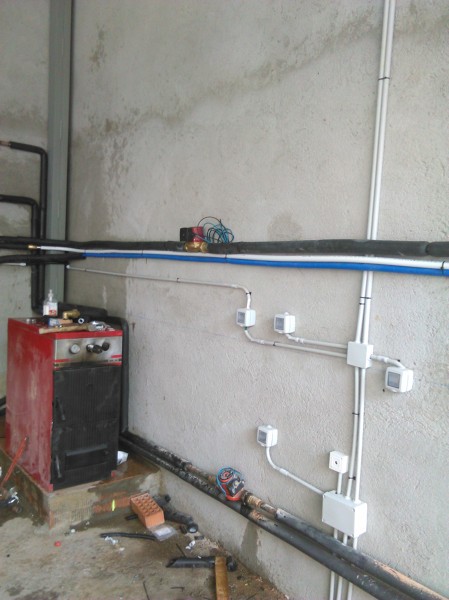 Montaje de caldera de leña con su instalacion completa y electricidad