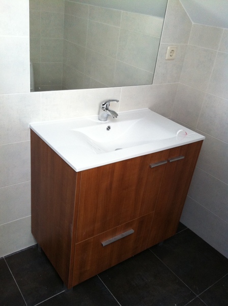 Mueble cerezo y espejo, Alicatados de ROCA