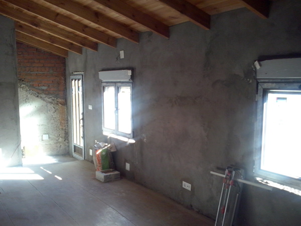 Muro, tejado, ventanas y puerta nuevas.