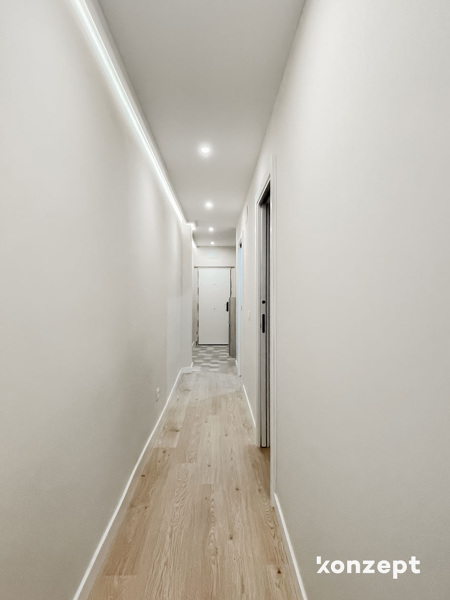 pasillo con tira de led en candileja