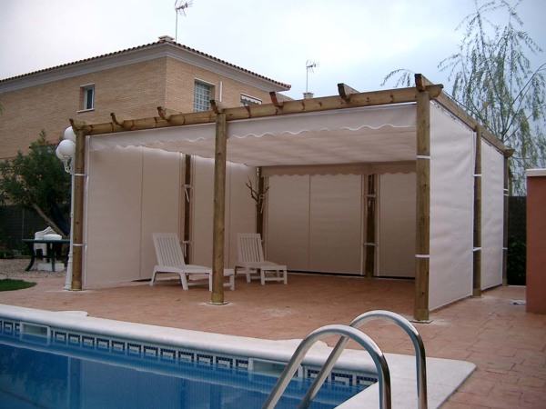 Pérgola de madera con toldo y cortinas tensadas