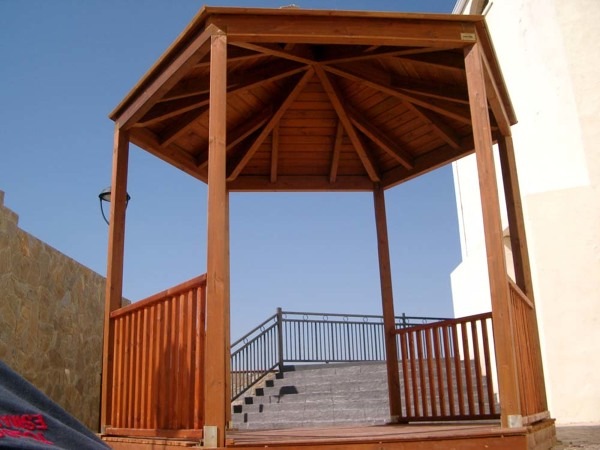 Pérgola hexagonal con techo de madera