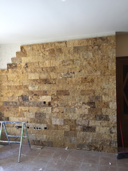 Piedra natural paredes salon- diseno