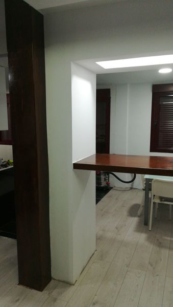 Pilar y barra revestido de metal oxidado