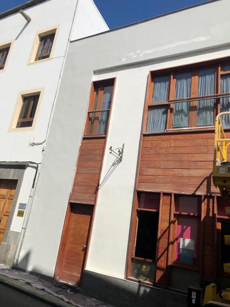 pintura exterior de fachada y barnizado de ventanas y puertas
