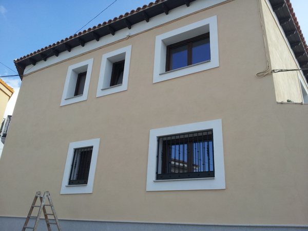 Pintura fachada e interior de vivienda