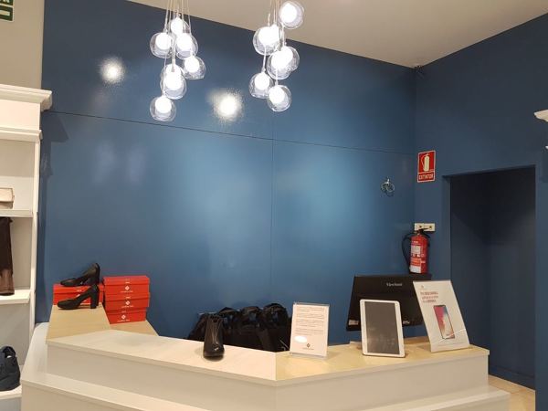 Pintura interior fondo mostrador local comercial