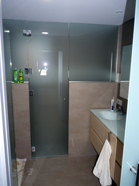 Baño principal con sanitarios independientes