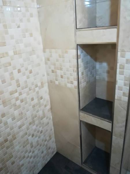 Plato ducha con estante empotrado