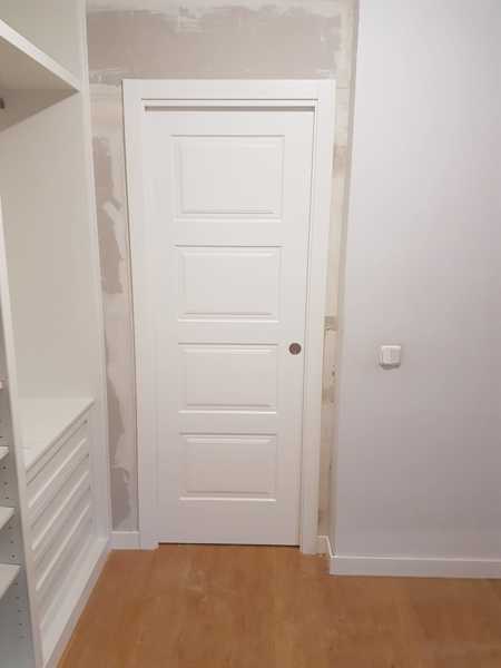 Puerta blanca 4 cuadros