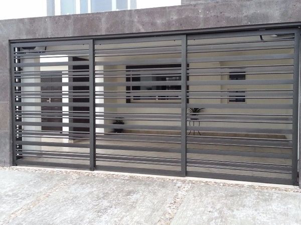 Puerta corredera para vivienda.