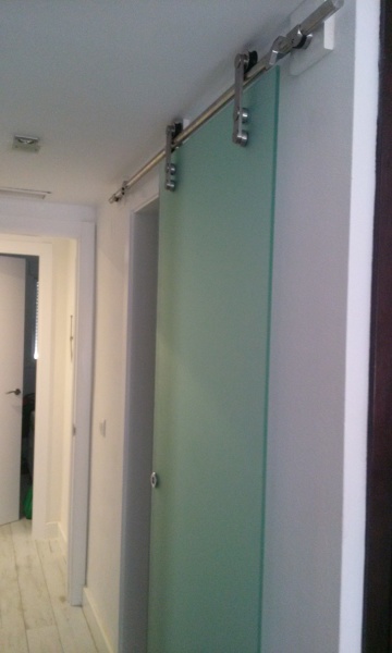 PUERTA CORREDERA VIDRIO EN BAÑO