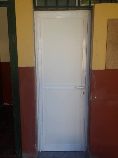 Puerta de aluminio para baño inaccesible.