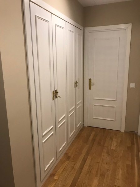 Puertas de armario lacadas y con molduras