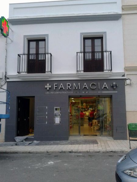 Rehabilitación de vivienda y local para Farmacia