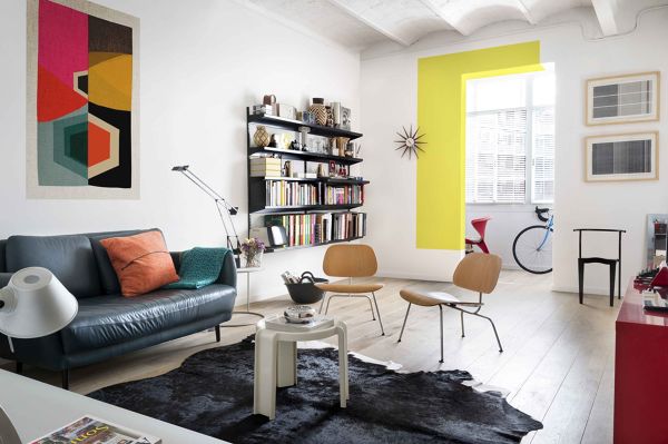 Salón con marco de la puerta de color amarillo